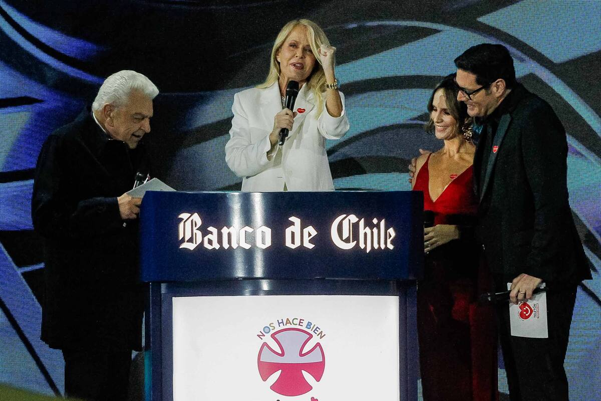 Don Francisco junto a lagunas de las animadoras de la Teletón, Diana y cecilia Bolocco