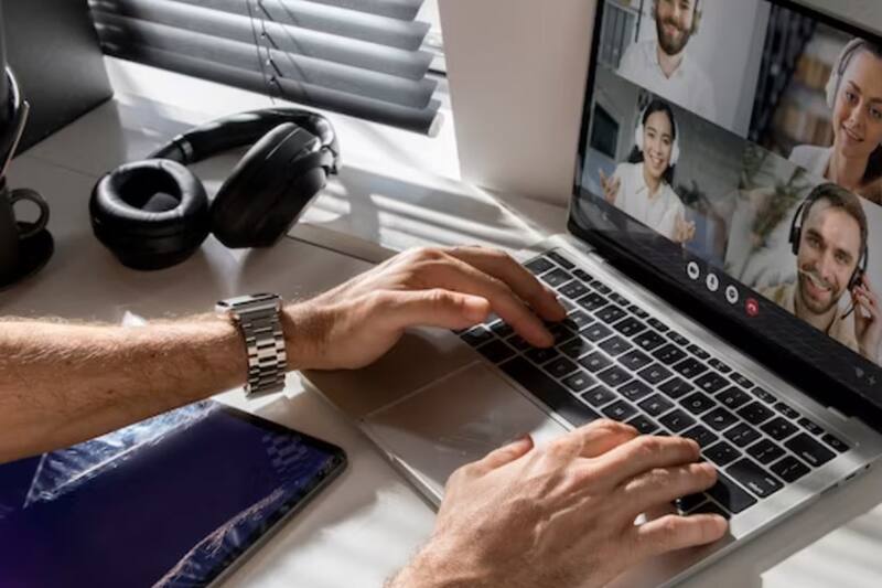 El proyecto de teletrabajo para padres apunta a empleados que tienen al cuidado a menores de 12 años de edad. Créditos: Freepik
