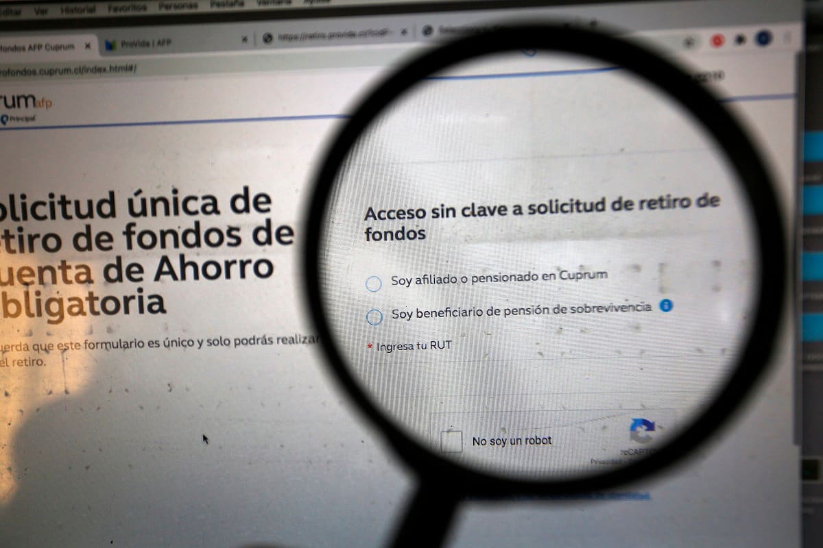 Santiago, 30 de julio 2020
Temáticas de retiro de fondos de pension. Este jueves a partir de las 9 horas se pueden hacer las solicitudes para retirar fondos de las AFP
Marcelo Hernandez/Aton Chile