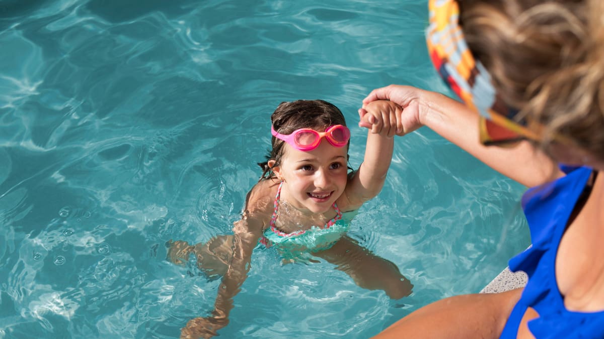 Estos son los colores de traje de baño que debes evitar para cuidar a tus hijos este verano