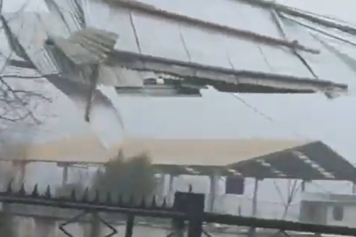 Las ráfagas de viento han arrasado con varias techumbres, ventanales, e incluso carteles publicitarios del sector.