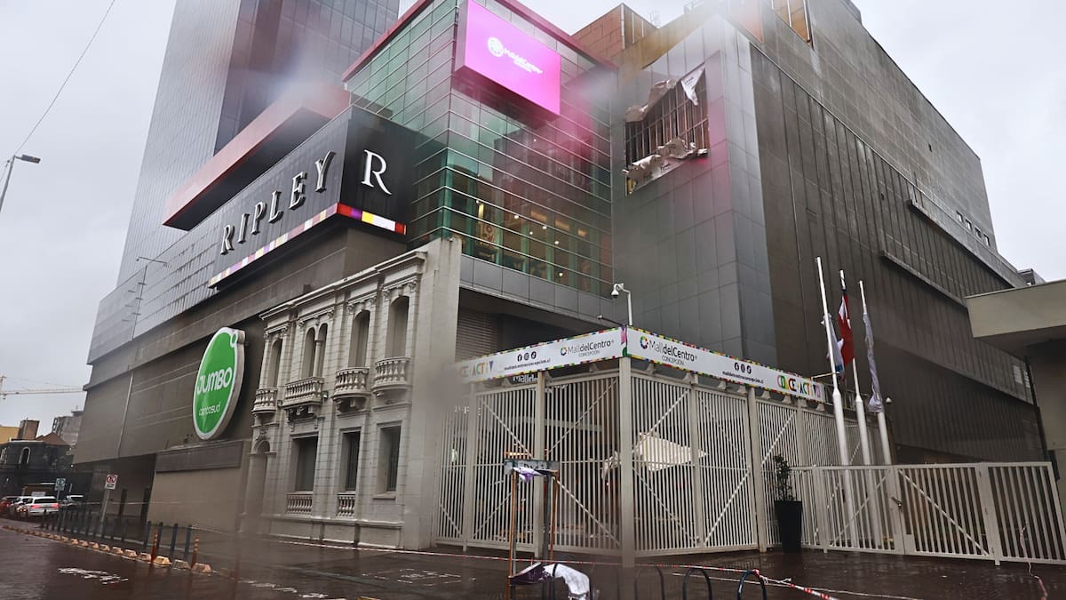 VIDEO | Se voló parte de la fachada de un centro comercial de Concepción y vientos superan los 100 km/h