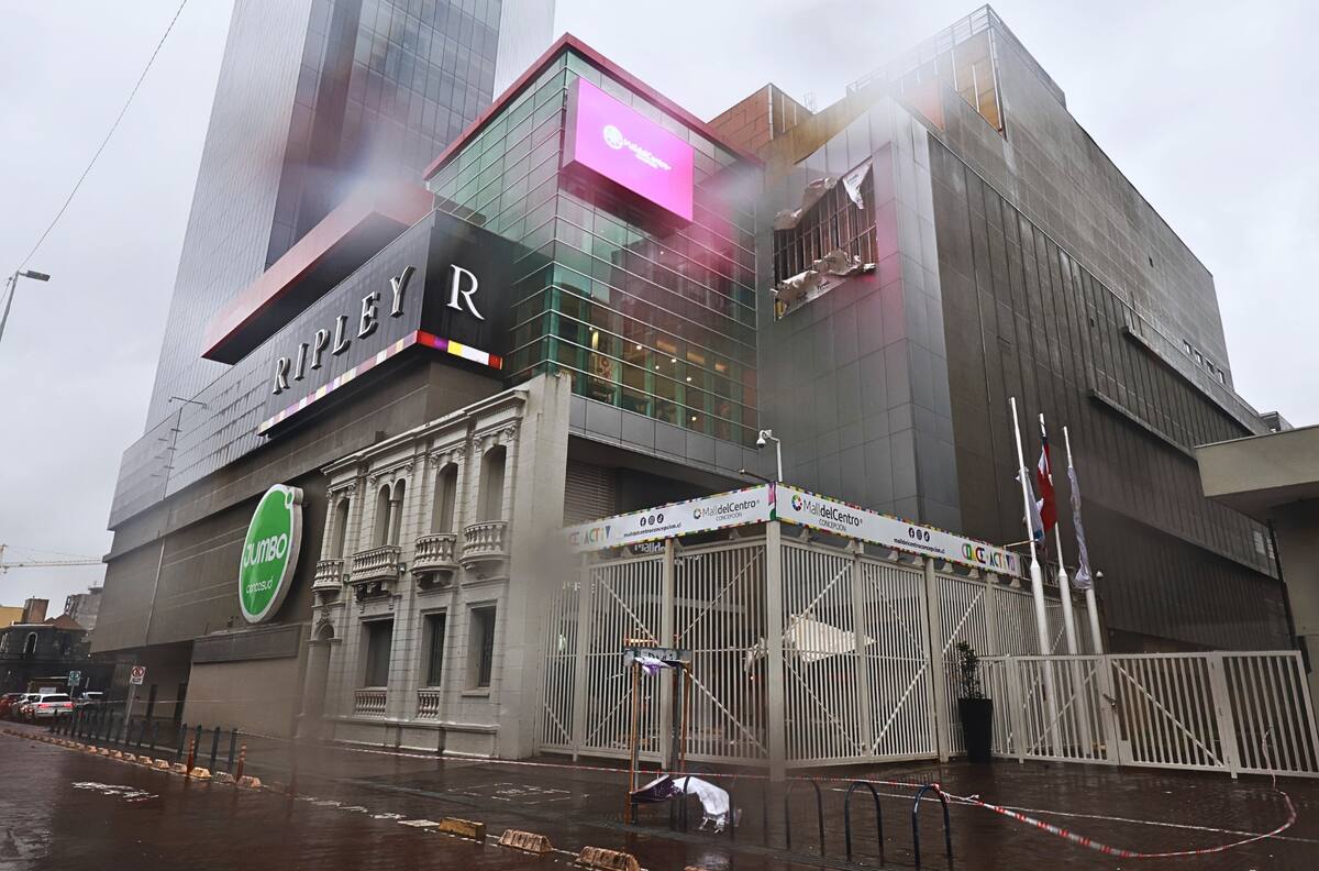 VIDEO | Se voló parte de la fachada de un centro comercial de Concepción y vientos superan los 100 km/h