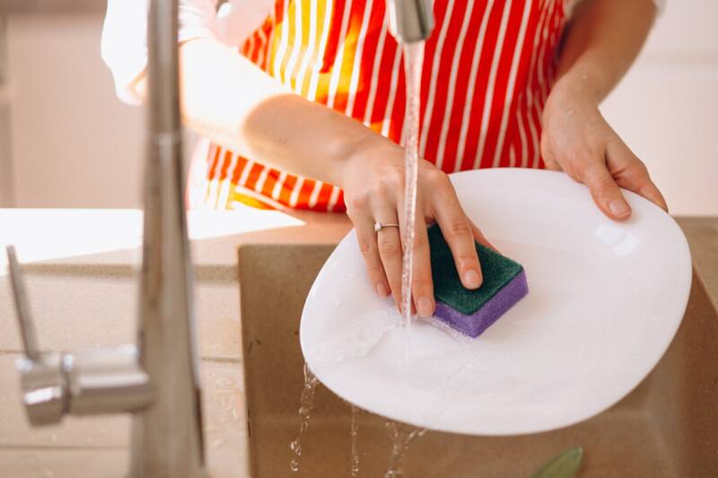 Descubre cada cuanto debes cambiar tu esponja de cocina.