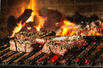 Ni en el horno ni en envases plásticos: Este es el mejor lugar para almacenar la carne después de las parrilladas