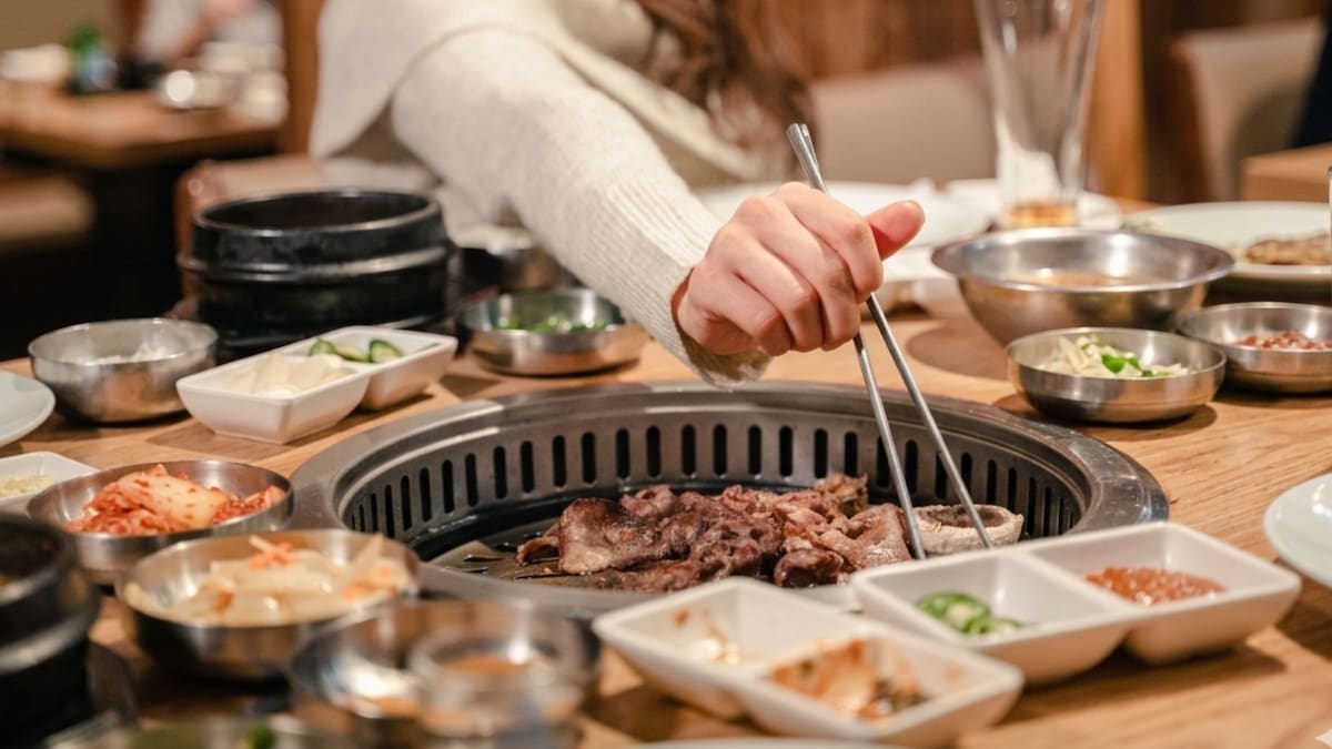 Con parrilla coreana y platos ilimitados: El tenedor libre que es furor en Santiago por su precio y calidad