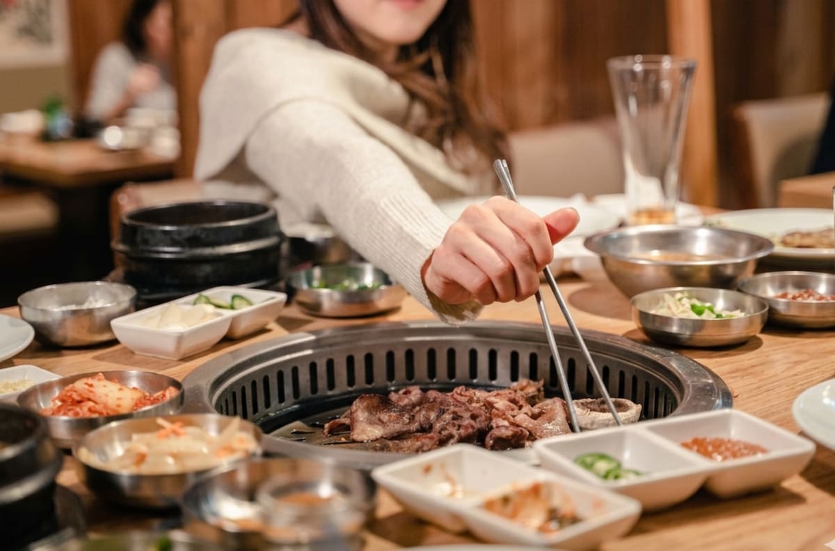 Con parrilla coreana y platos ilimitados: El tenedor libre que es furor en Santiago por su precio y calidad