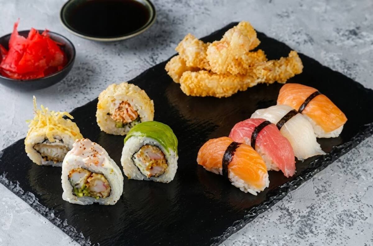 El tenedor libre de sushi que causa furor en Santiago: ofrece handrolls, sushiburgers, rolls sin arroz y permite pagar con Junaeb