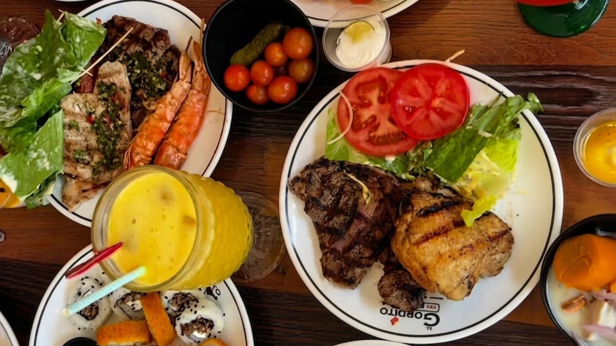 El imperdible tenedor libre en Santiago donde los niños no pagan: ofrece carnes a la parrilla y buffet internacional