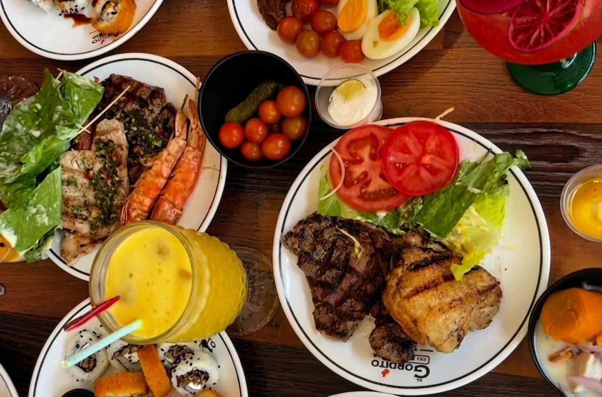 El imperdible tenedor libre en Santiago donde los niños no pagan: ofrece carnes a la parrilla y buffet internacional