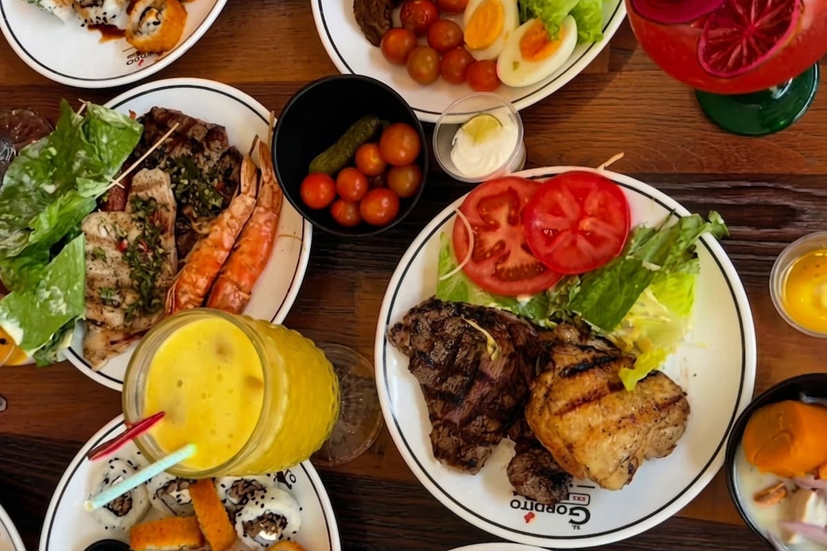 Este recinto ubicado a pasos del Metro Plaza Egaña ofrece carnes, sushi, mariscos y muchos otros platos.. Foto: El Gordito vía Instagram.