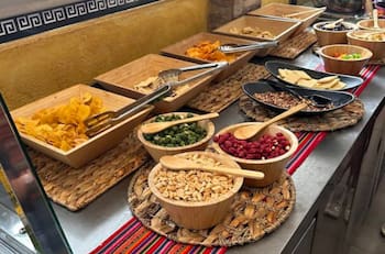 Si te gradúas en 2025, puedes comer GRATIS en este tenedor libre de Santiago