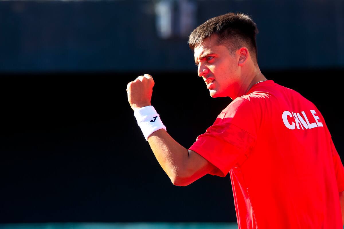 Tomás Barrios logra un triunfazo y le da el primer punto a Chile ante Serbia en Copa Davis. Foto: Aton.