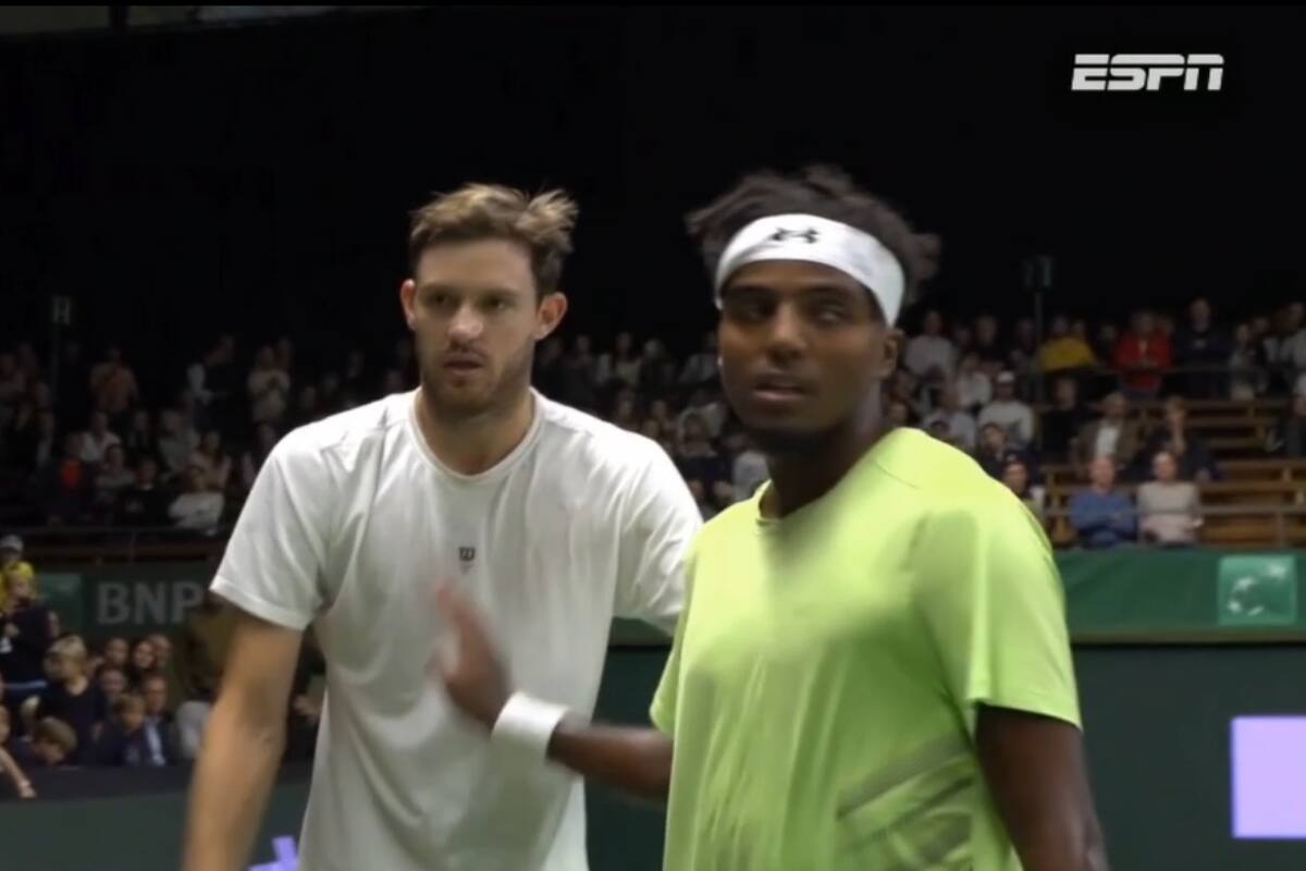 El sueco Elias Ymer se despidió de Nico Jarry con cierta impotencia por la decisión del umpire en el punto final.