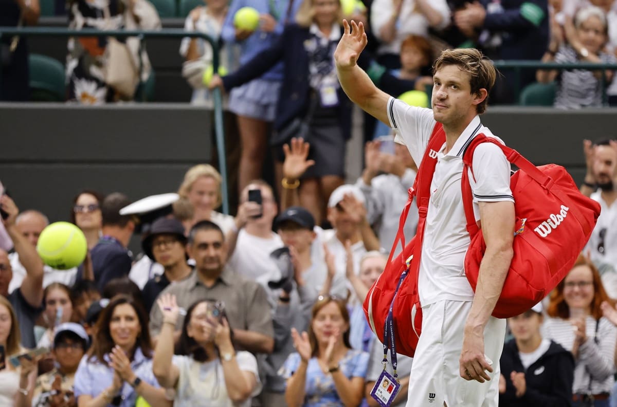 Nico Jarry se baja de Wimbledon: anuncia que no podrá volver a competir por persistentes molestias en el codo