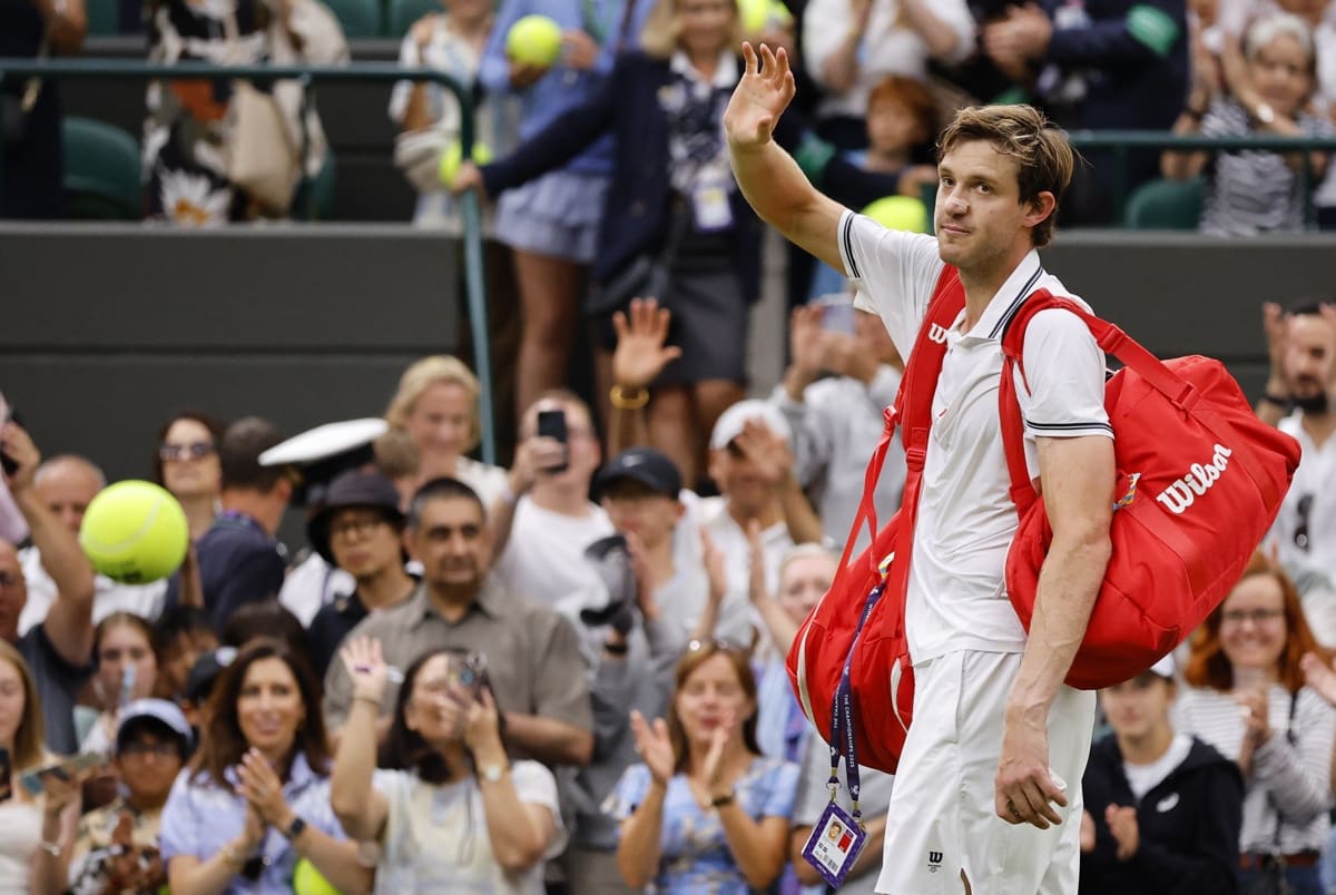 Nicolás Jarry se baja de Wimbledon: anuncia que no podrá volver a competir por persistentes molestias en el codo. EFE