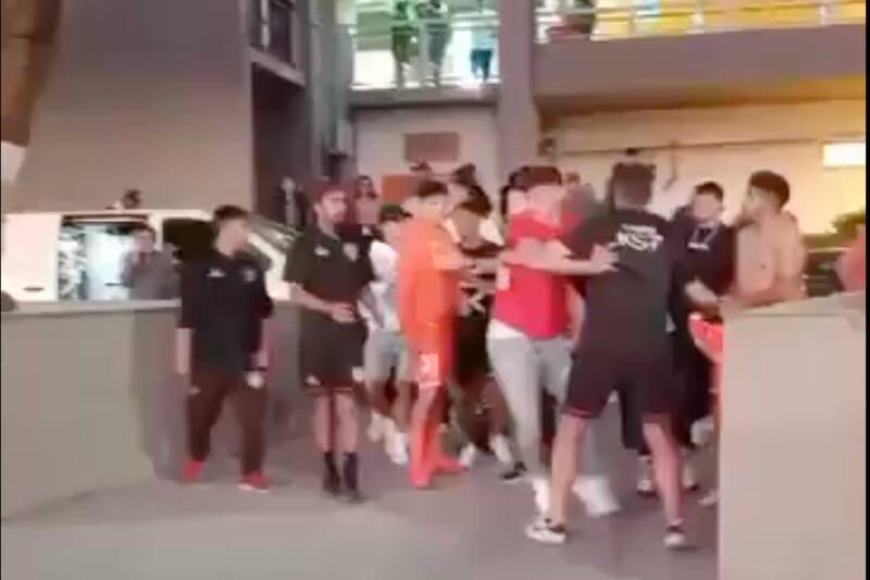plantel de Cobreloa se enfrascó en una pelea con hinchas tras derrota ante Ñublense