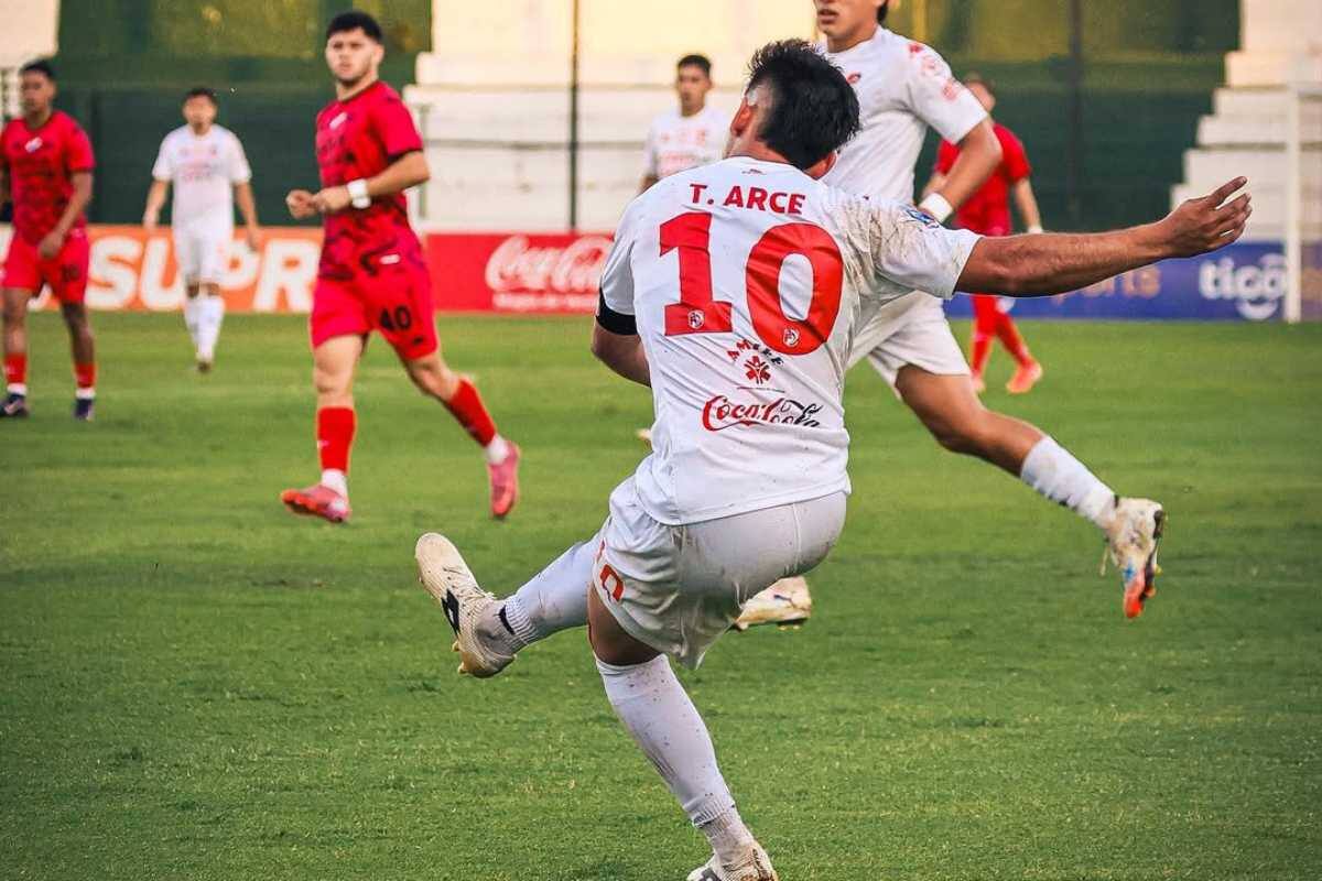 El mismo DT de la UC habría llamado a la figura del fútbol paraguayo. Foto: @sebasarcevilla en Instagram