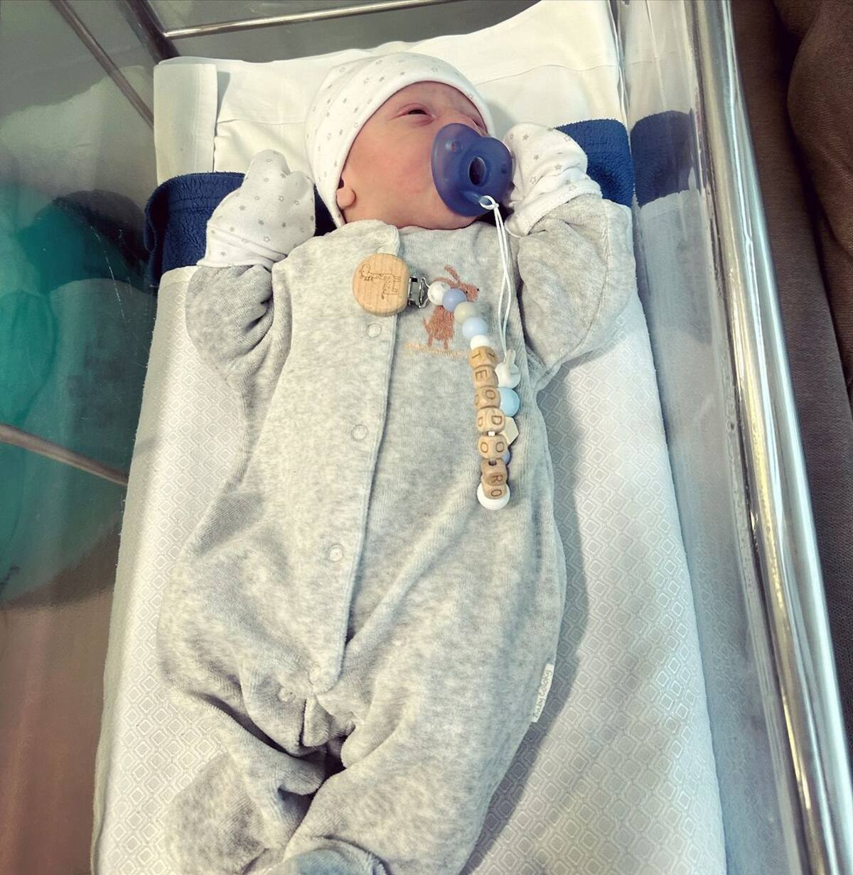 La foto en la que Teodoro, hijo de María Jimena Pereyra y Tania García, se mostró al mundo
