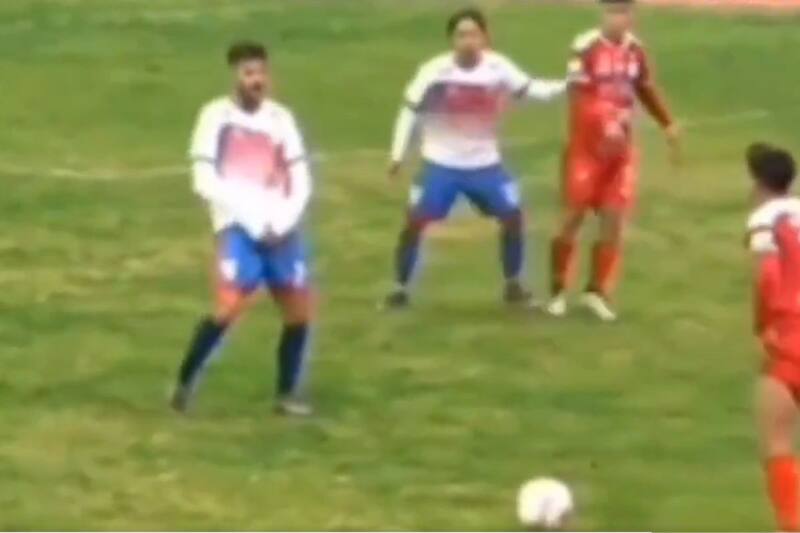 Jugador de Tricolor de Paine hace un "Pato Yáñez" en pleno partido.