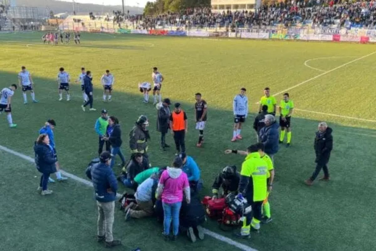 El defensor de Naval de Talcahuano Jhan Moraga se desvaneció en pleno clásico ante Lota Schwager. Foto: Sabes Deportes.