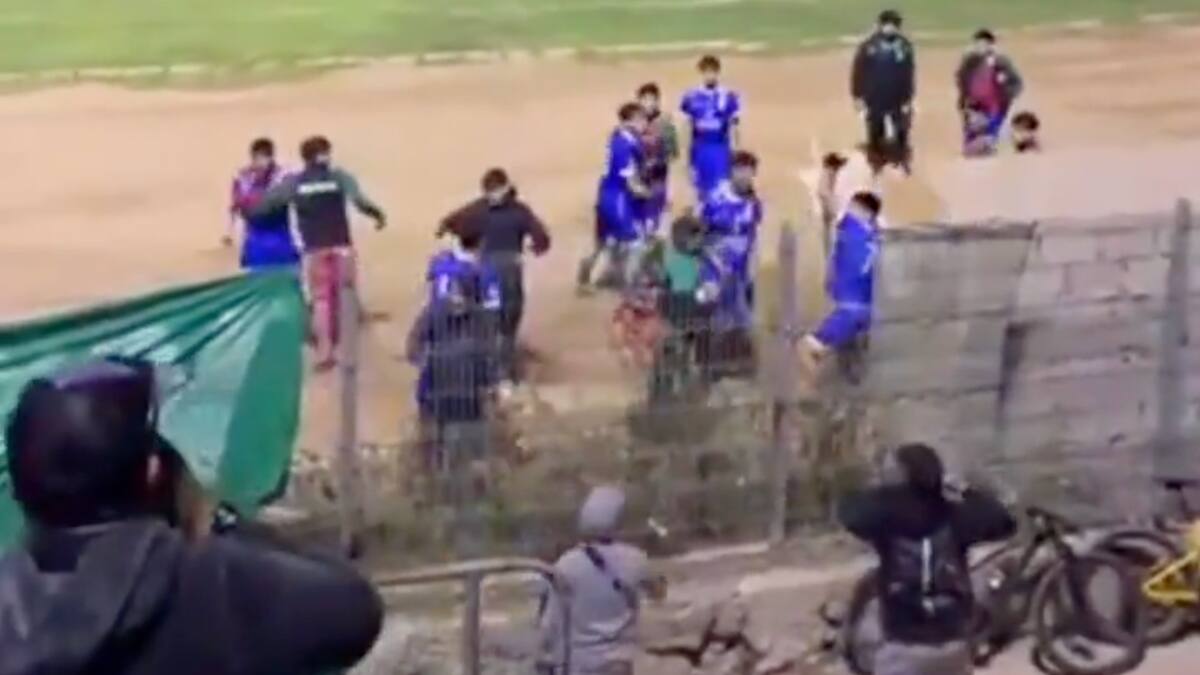 ¡Tiraron una mesa! Escándalo en el fútbol chileno por feroz pelea entre hinchas y jugadores