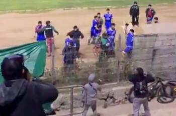 ¡Tiraron una mesa! Escándalo en el fútbol chileno por feroz pelea entre hinchas y jugadores