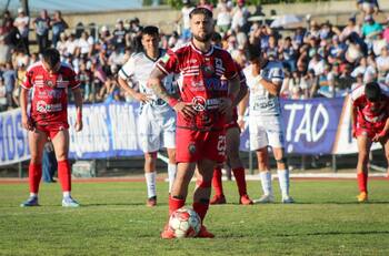 ¡En la cuerda floja! División del fútbol chileno se complica tras solicitud de millonario cobro