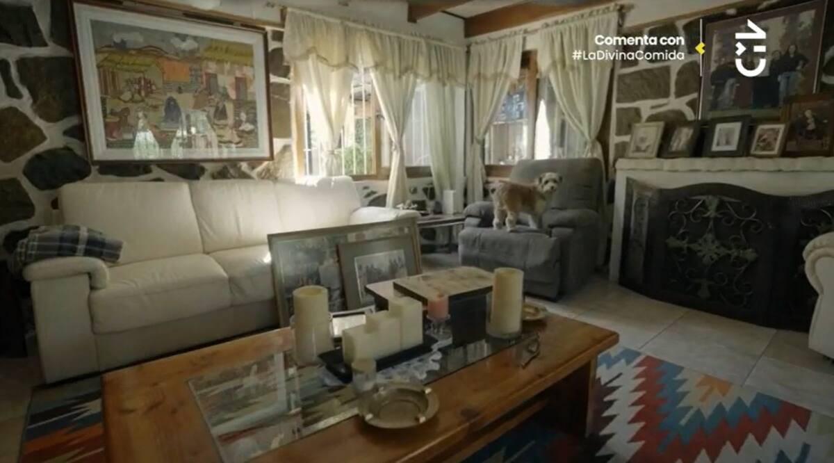 Así luce el interior de la casa de Teresita Reyes. Créditos: Pantallazo CHV
