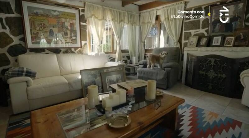 Así luce el interior de la casa de Teresita Reyes. Créditos: Pantallazo CHV