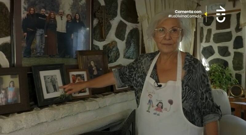 Teresita Reyes acumula muchos retratos y fotos de sus seres queridos. Créditos: Pantallazo CHV