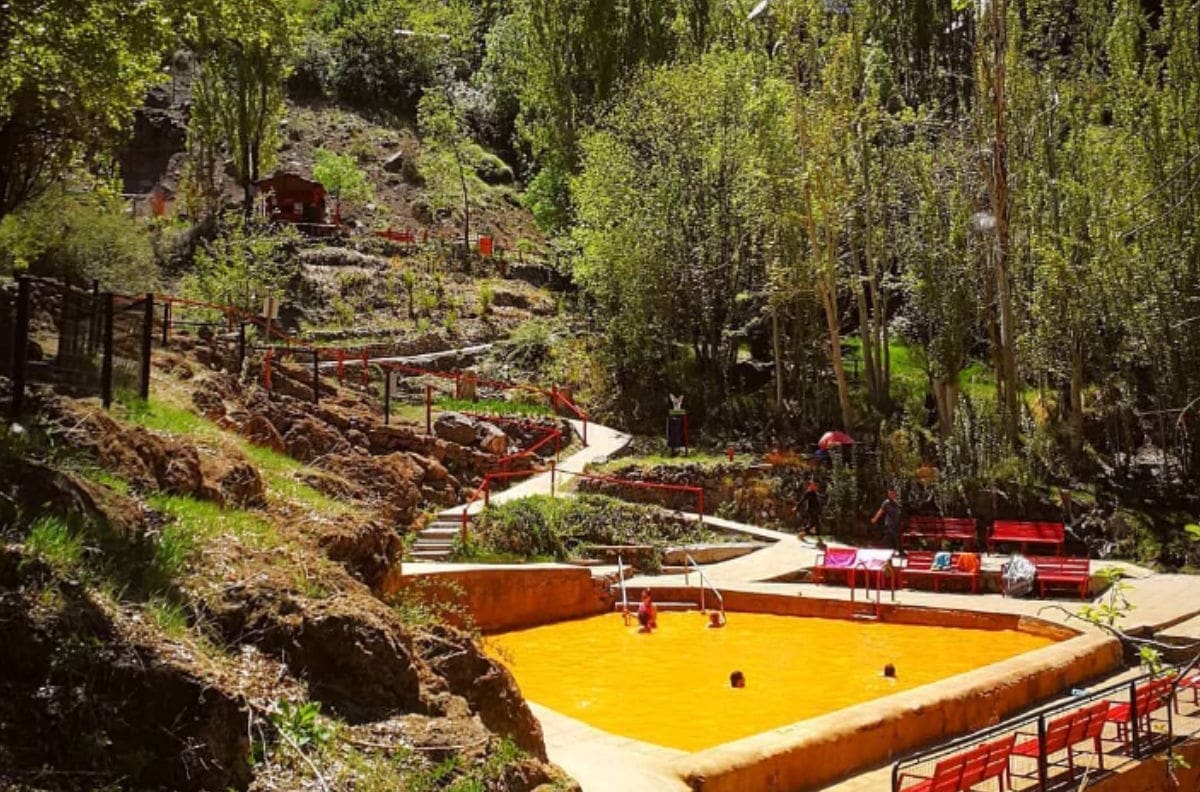 Una belleza natural en la RM: Las termas con agua color mostaza que puedes visitar a casi tres horas de Santiago