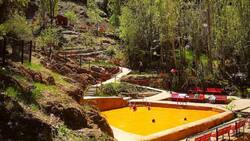 Una belleza natural en la RM: Las termas con agua color mostaza que puedes visitar a casi tres horas de Santiago