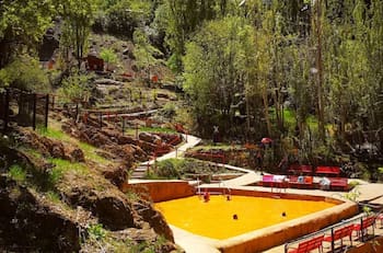 Una belleza natural en la RM: Las termas con agua color mostaza que puedes visitar a casi tres horas de Santiago