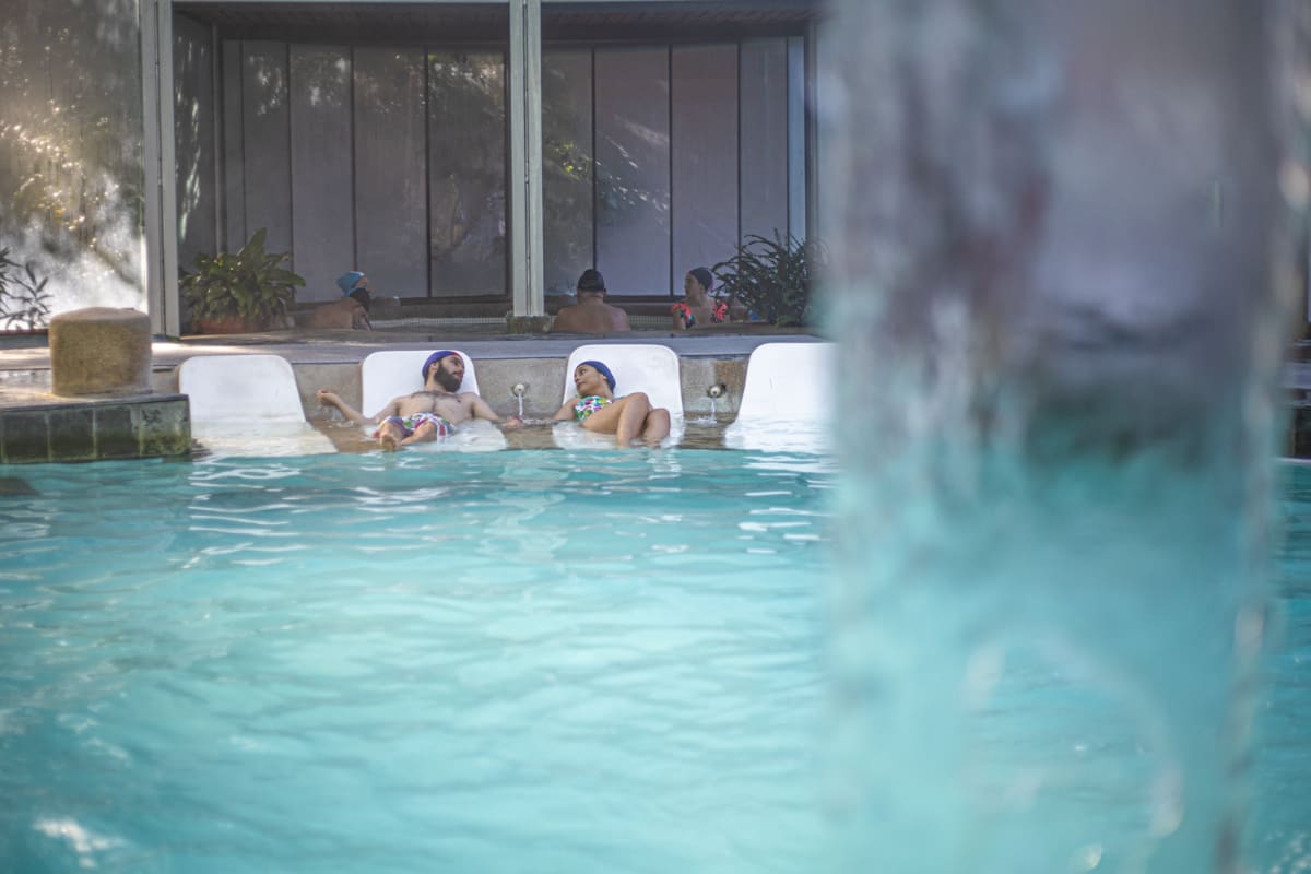 El recinto ofrece piscinas temperadas, sauna y jacuzzi ideales para desconectarse durante los días más fríos del año.