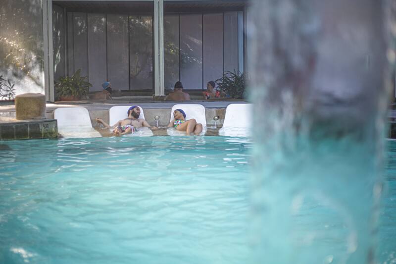 El recinto ofrece piscinas temperadas, sauna y jacuzzi ideales para desconectarse durante los días más fríos del año.