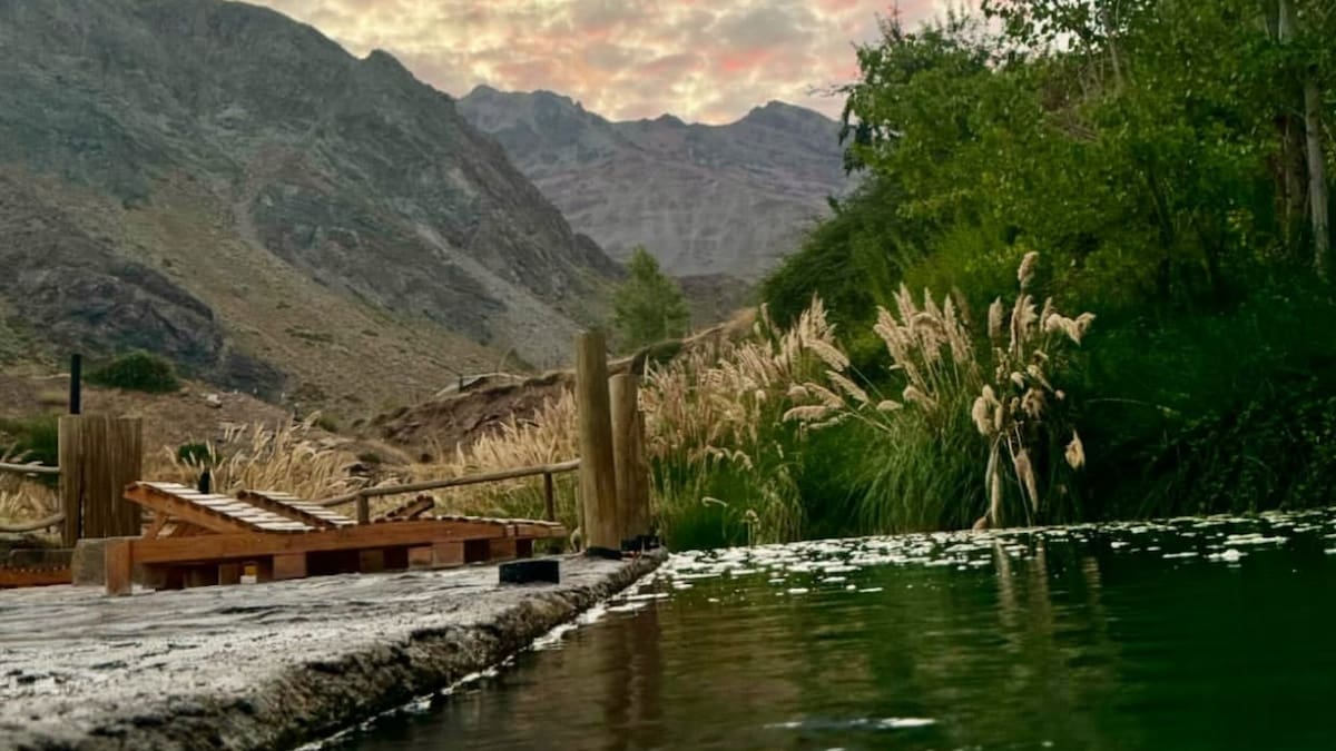 Aguas termales a los pies de la cordillera: el panorama ideal para descansar y relajarse a solo horas de Santiago