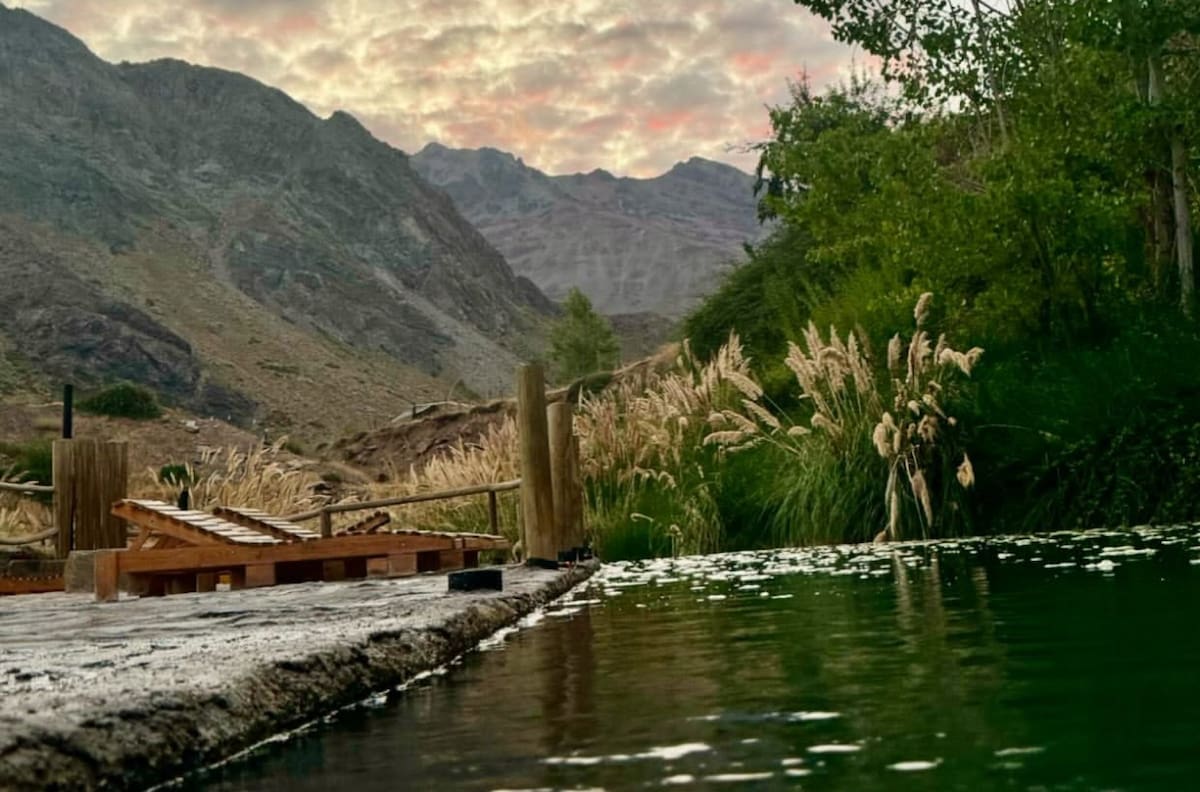 Aguas termales a los pies de la cordillera: el panorama ideal para descansar y relajarse a solo horas de Santiago