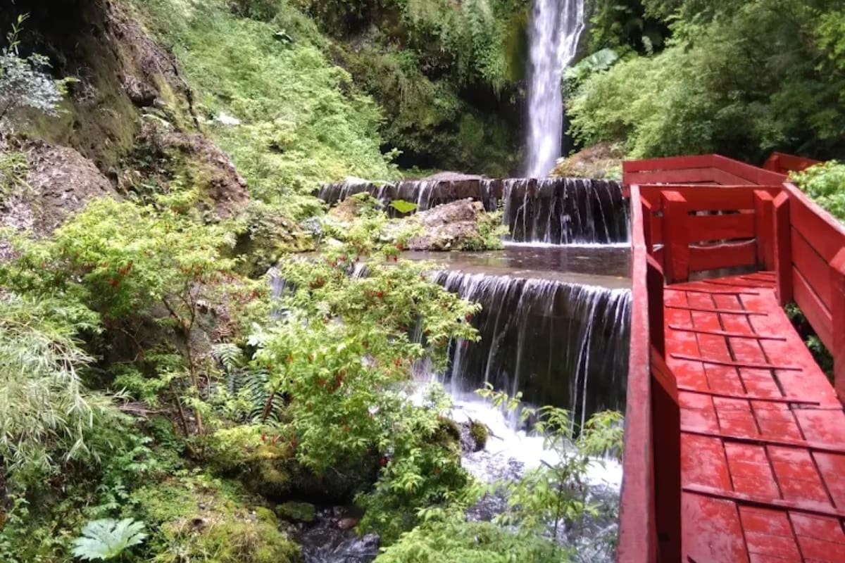 Las piscinas naturales del lugar contienen aguas termales que se mantienen a 45°C para potenciar sus propiedades curativas y beneficiosas para la salud. Créditos: Google Maps.
