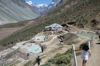 Escapada cerca de Santiago: estas termas son perfectas para disfrutar sin salir de la Región Metropolitana