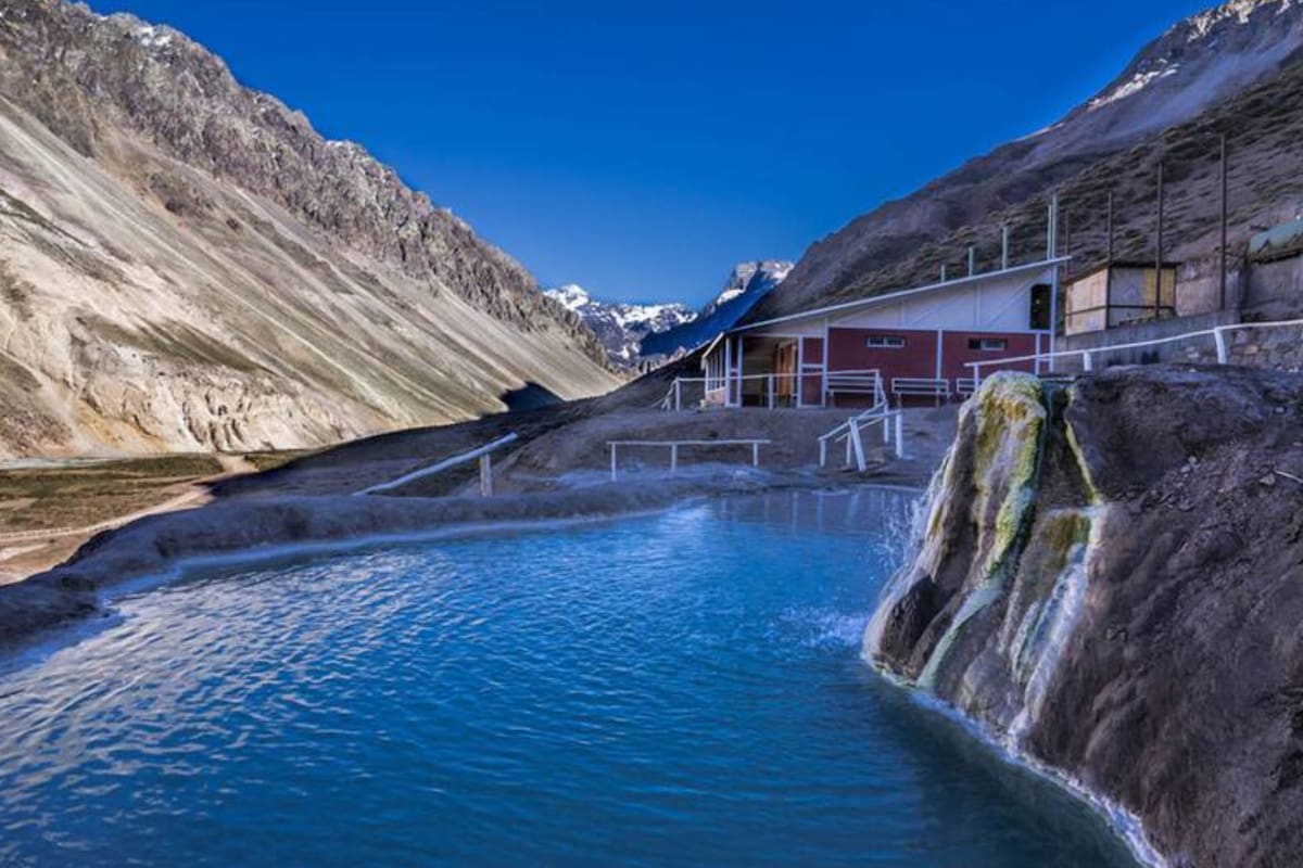 Este recinto se ubica a 109 kilómetros del centro de Santiago, en pleno corazón de la Cordillera de Los Andes. Foto: Facebook Termas Valle de Colina.