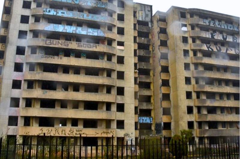 Luego de 15 años del evento, inician trabajos de demolición de icónico edificio en ruinas.