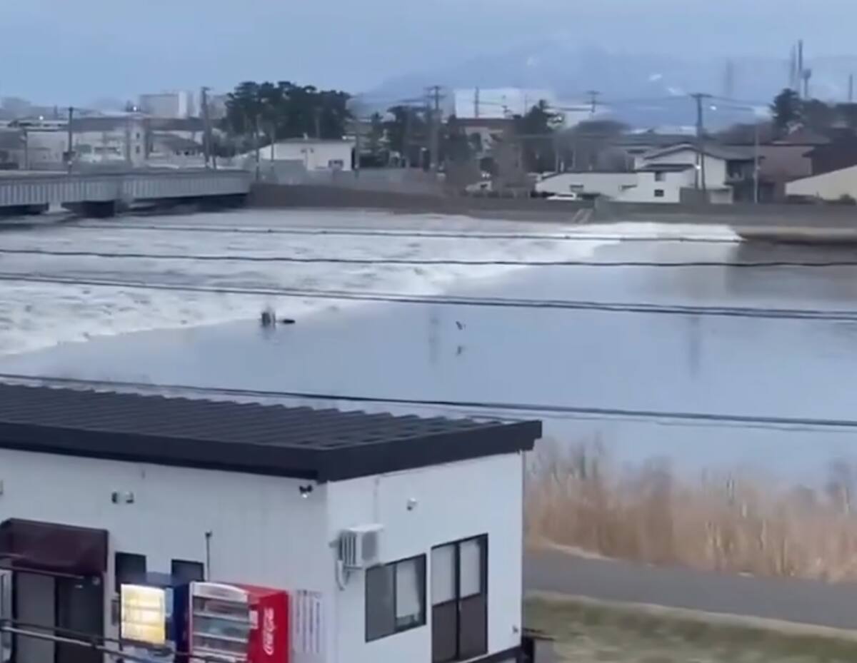 Los primeros tsunamis ocurridos tras el terremoto en Japón.