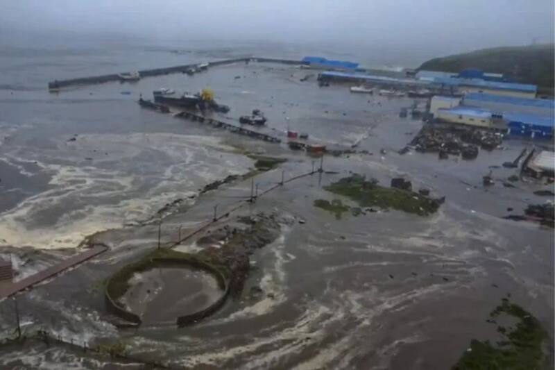 El movimiento telúrico dejó un fuerte tsunami y alertas en las costas del Pacífico.
Créditos: EFE.