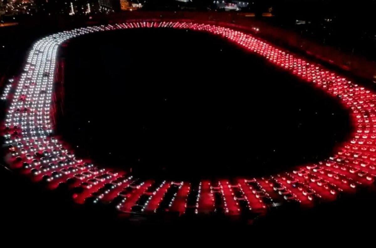 VIDEO Más de 900 Tesla dan vida a impactante juego de luces