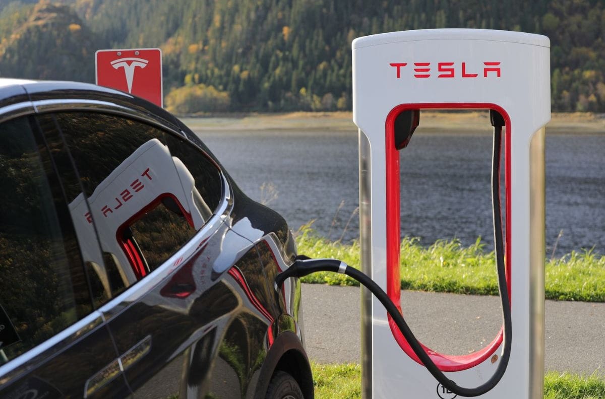 Libertad de expresión, pero no para todos: Tesla demanda a clientes y periodistas que critican a la marca