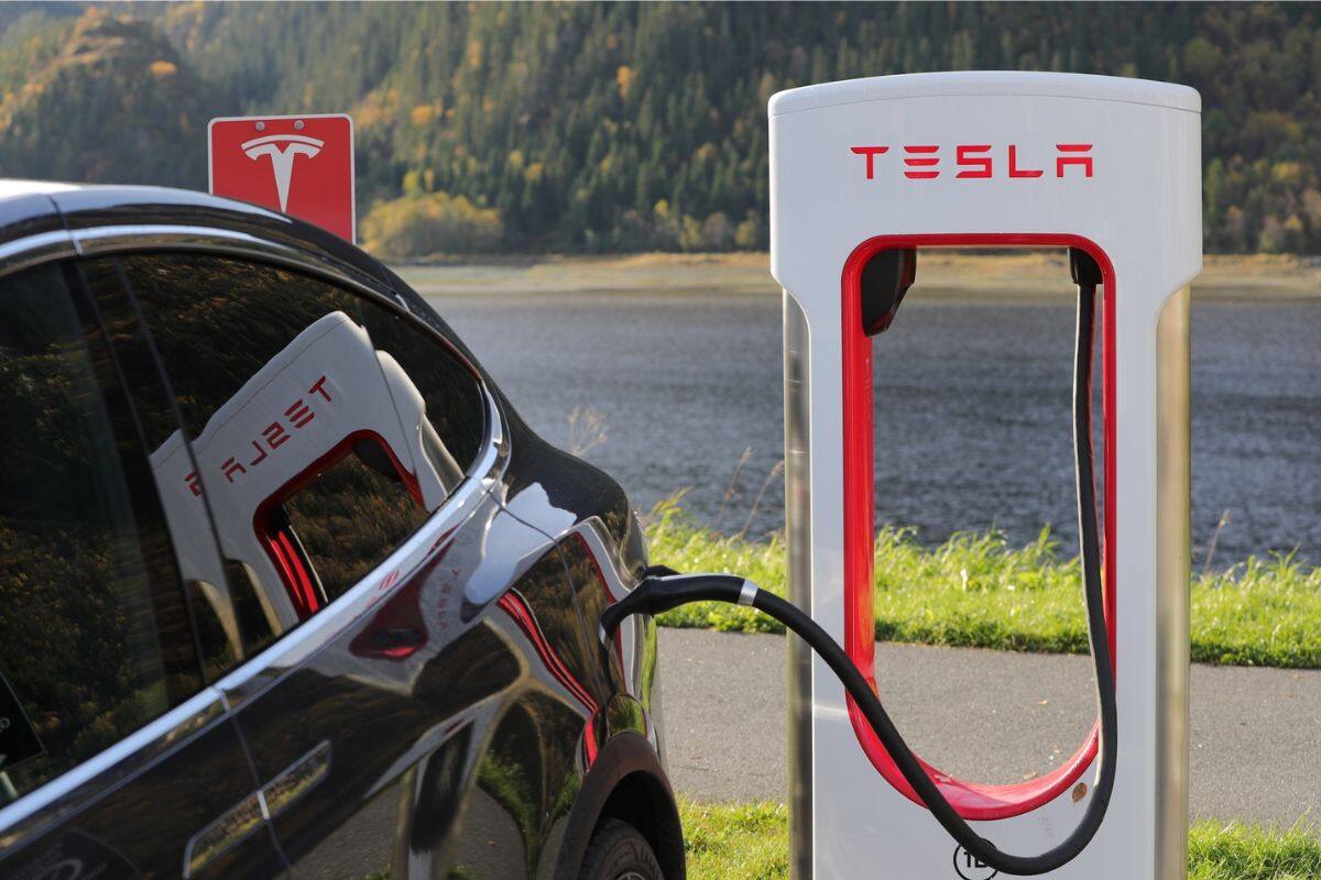 Tesla nuevamente con temas controversiales, según agencia AP