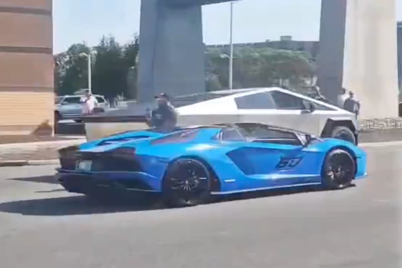 Elon Musk hizo viral una carrera callejera y terminaron detenidos los conductores