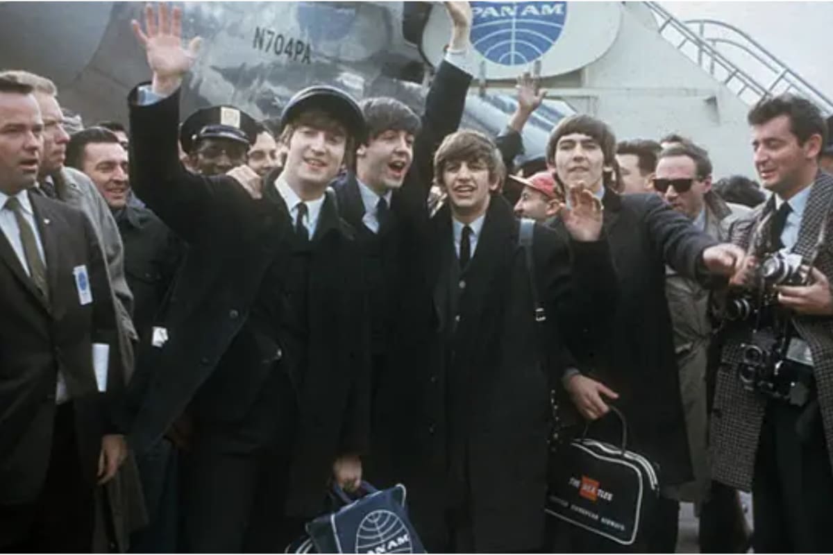 un día como hoy pisaron tierras estadounidenses. Marcando de esta manera un hito mundial y el nacimiento de la "Beatlemanía". Créditos: BBC.