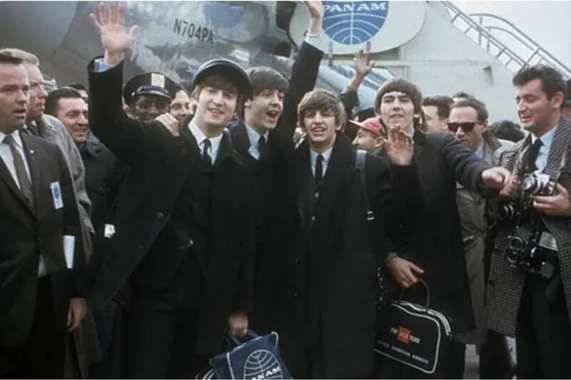 un día como hoy pisaron tierras estadounidenses. Marcando de esta manera un hito mundial y el nacimiento de la "Beatlemanía". Créditos: BBC.